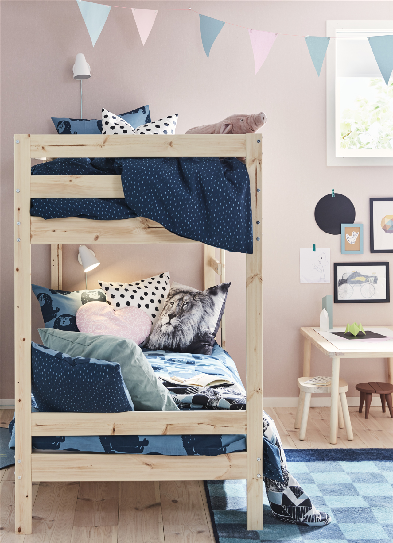 Een leeuw/grijs URSKOG-kussen in de slaapkamer