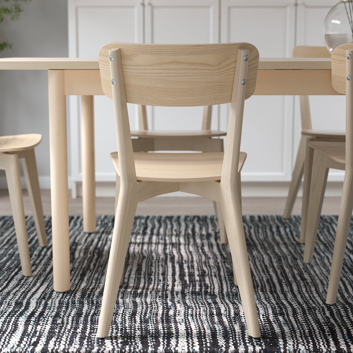 En LISABO spisebordsstol i lys ask.