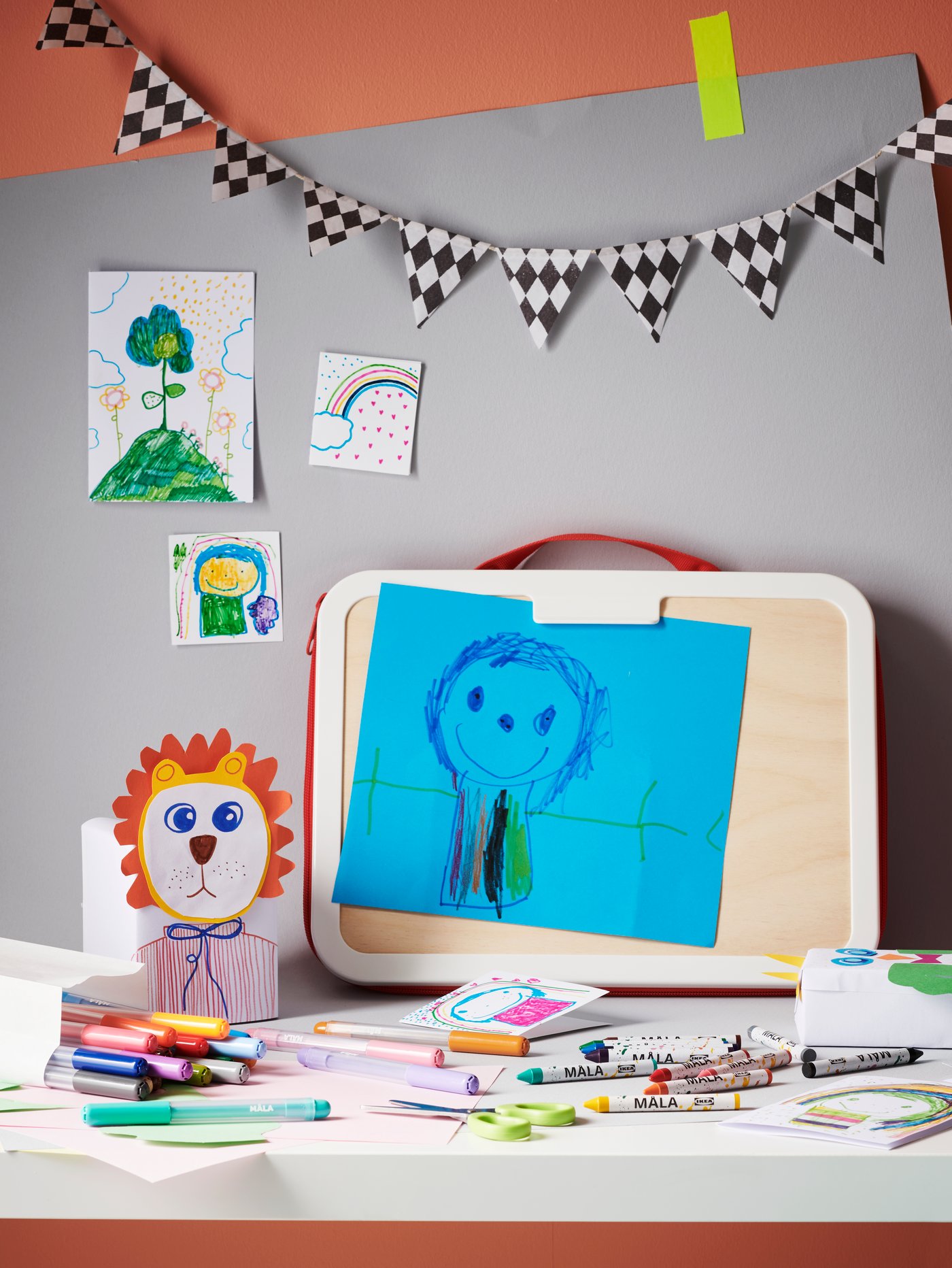 Maletín transportable MÅLA con dibujos y lápices.