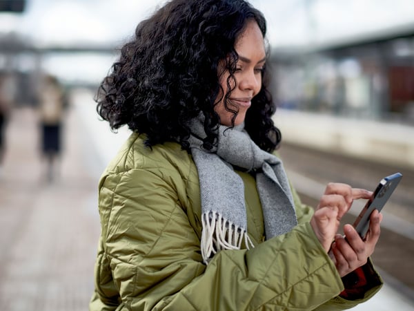 mujer llamando por teléfono