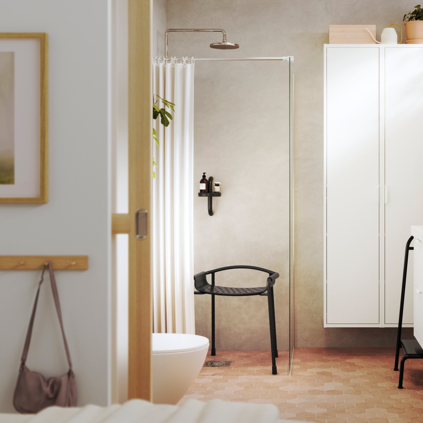 A white/grey SVARTSTARR shower curtain in the bathroom