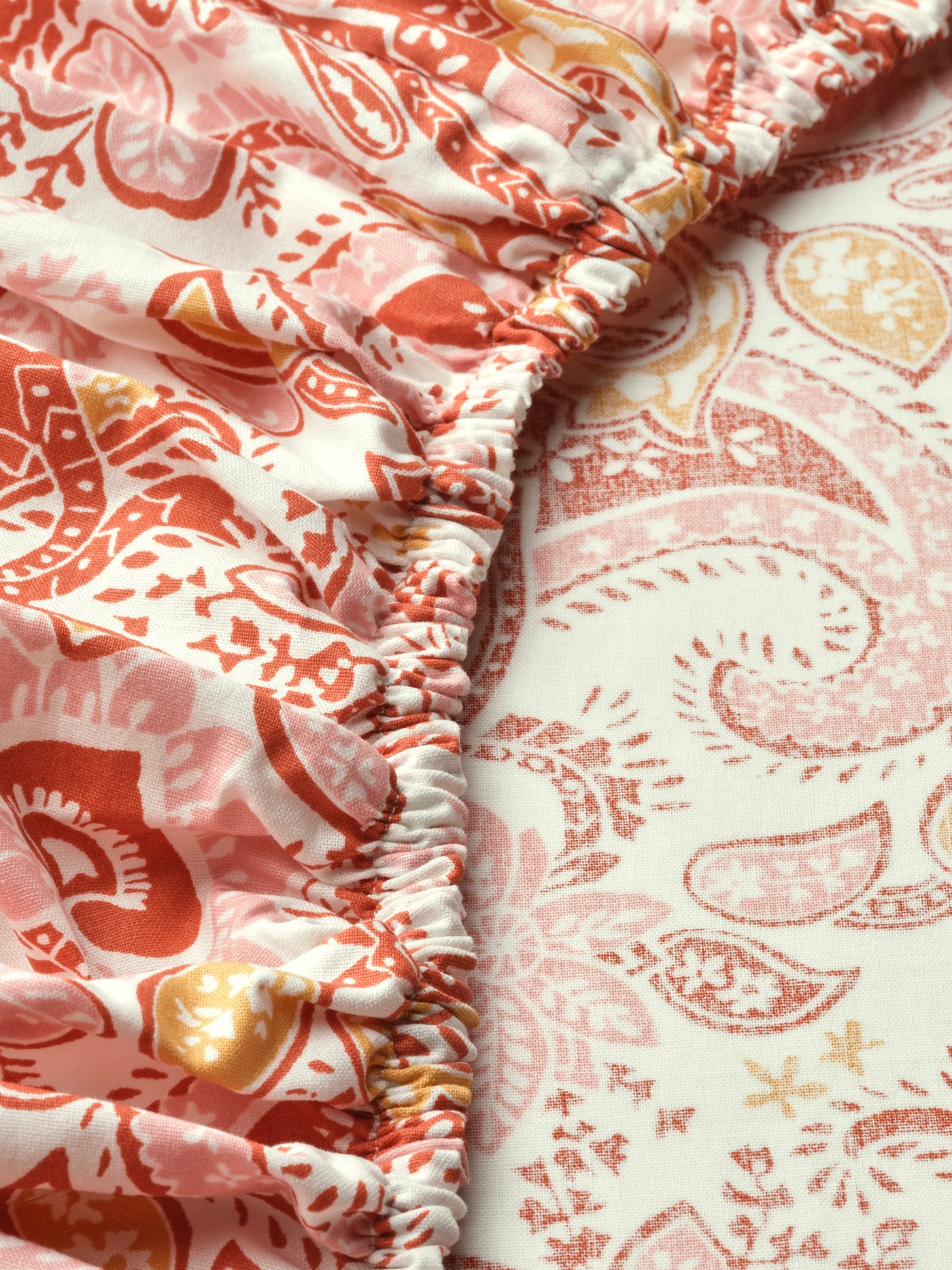 A pink/white RODGERSIA fitted sheet