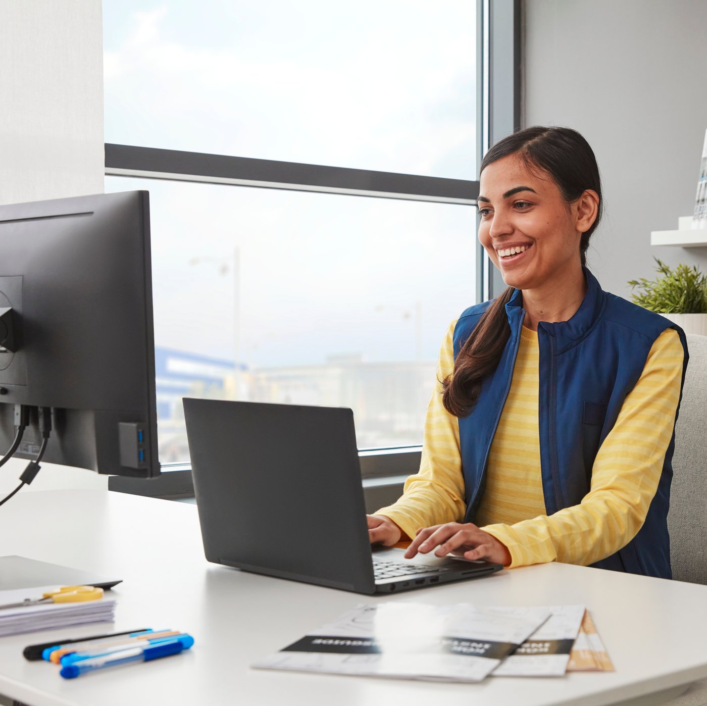 Eine IKEA Kundenservice-Mitarbeiterin chattet an einem Laptop 