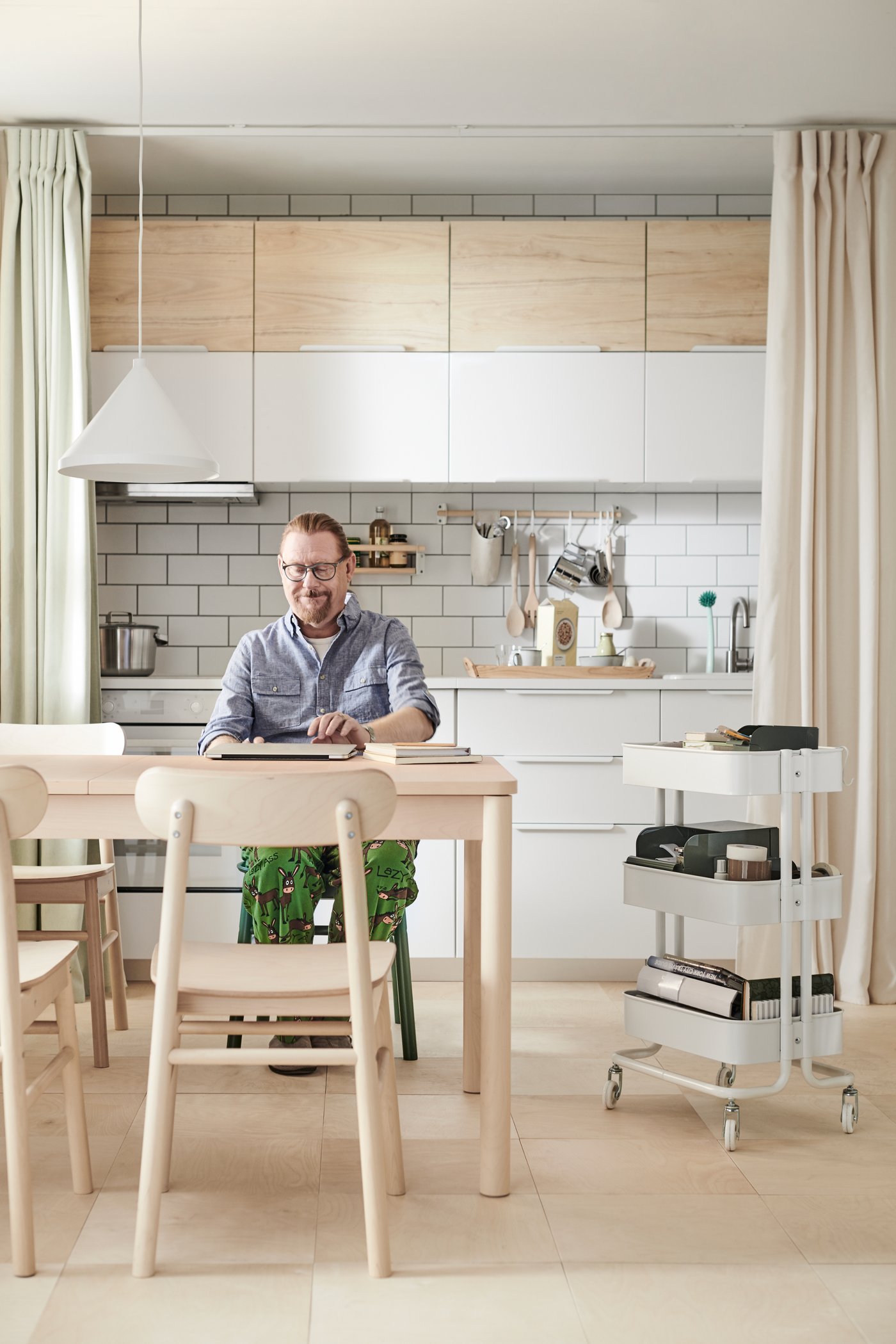 A birch RÖNNINGE extendable table in the kitchen