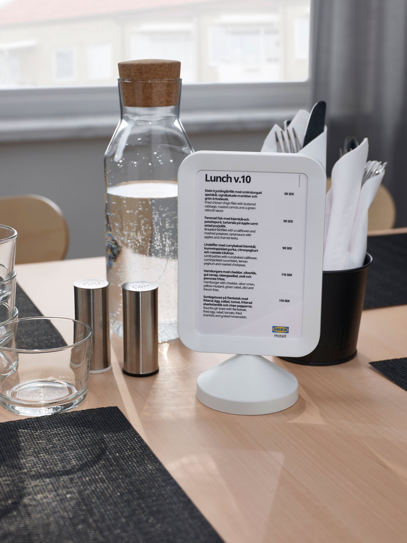 A white FIKONTRÄD frame in the dining room