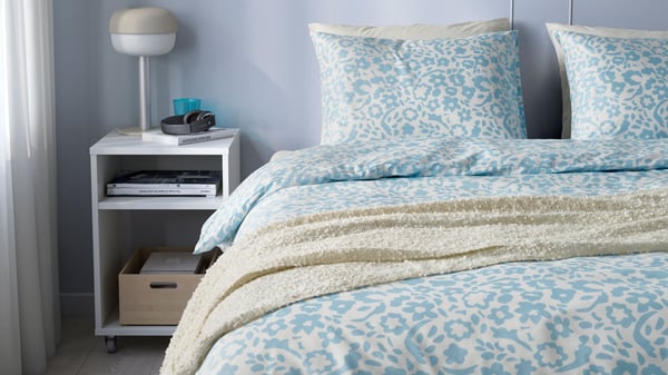 A white/blue CYMBALBLOMMA duvet cover and pillowcase