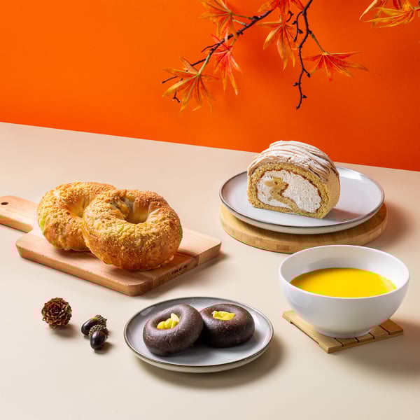 밤으로 만든 음식들이 놓여진 사진