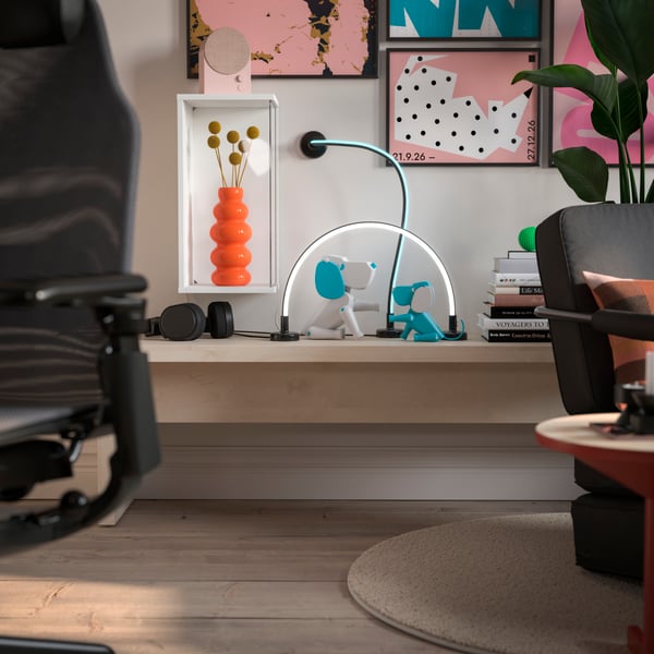 Two SMÅSNÖRE LED deco lights are on a bench. A BRÄNNBOLL wall-mounted cabinet and NATTBAD Bluetooth speaker are on the wall.