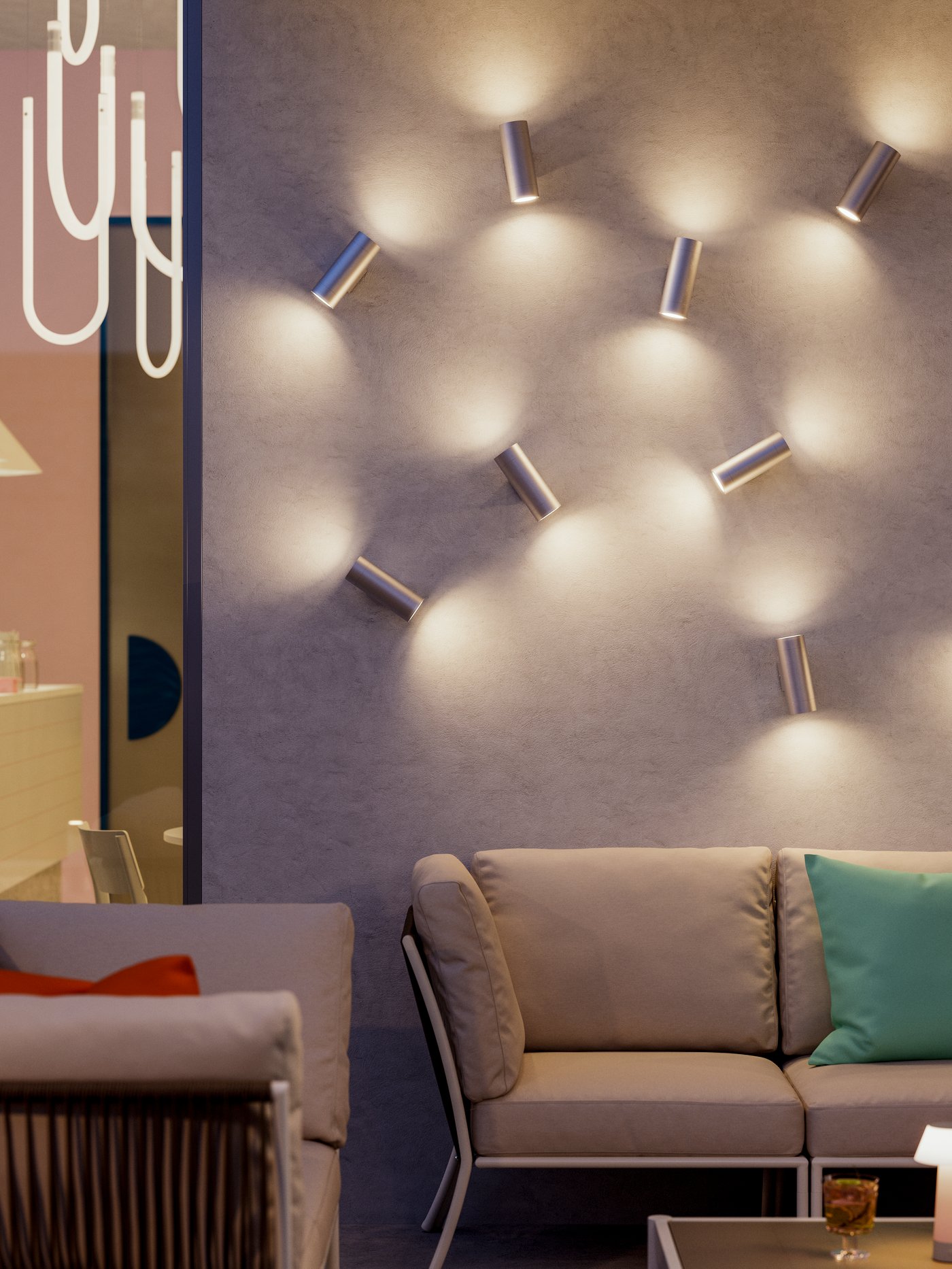 En soirée, espace extérieur lounge d’un café, avec canapés d’extérieur SEGERÖN sous une applique GRÖNSPRÖT d’extérieur haut/bas.