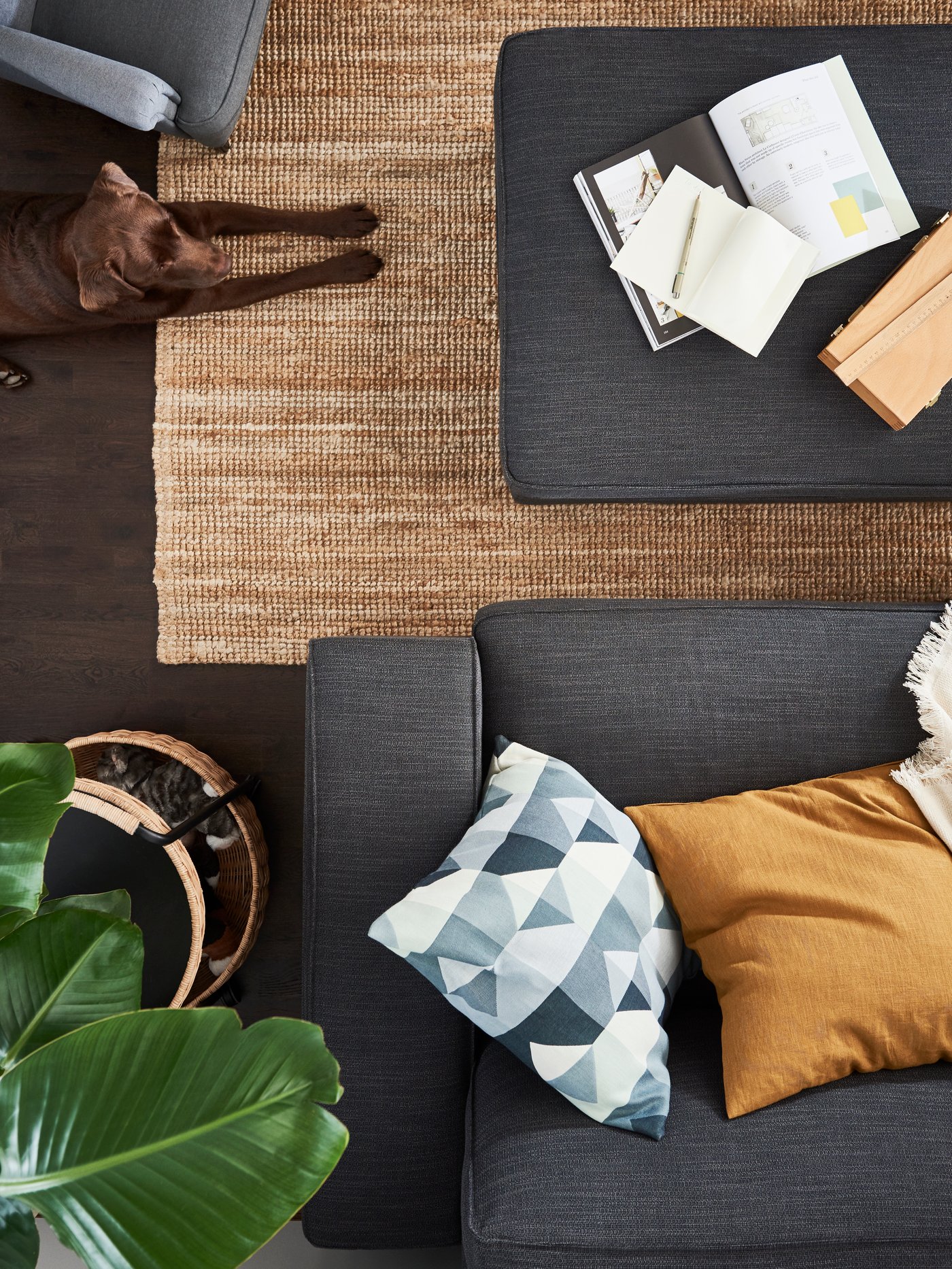 Un tapis LOHALS naturel, tissé à plat dans le salon
