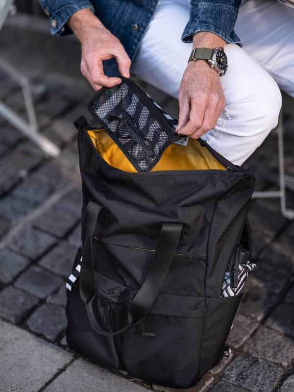 A black VÄRLDENS backpack