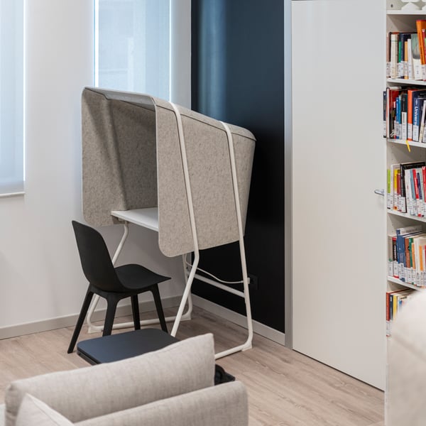 Una delle sale studio della Biblioteca comunale di Brescia Roncadelle dotata di librerie BILLY e isola ufficio con isolamento acustico della serie MITZZON abbinate a sedie ODGER antracite. Al centro della sala, divani in colore beige SÖDERHAMN.