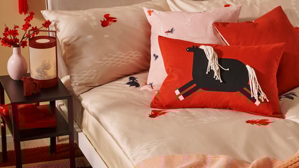A horse FÖSSTA cushion cover in the bedroom