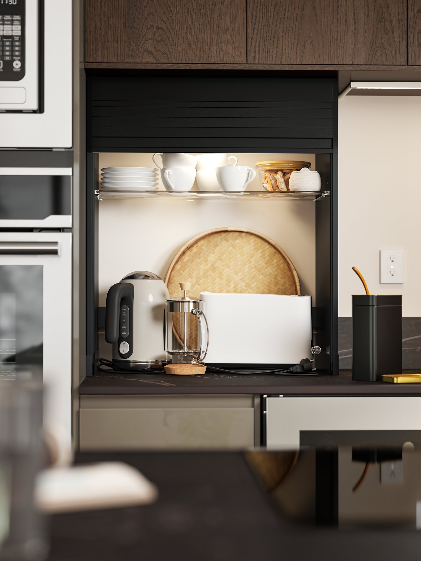 Una cocina lineal cuenta con un almacenamiento con persiana TITTEBO en color negro para electrodomésticos pequeños sobre la cubierta y un enfriador de vinos NUMRERAD. 