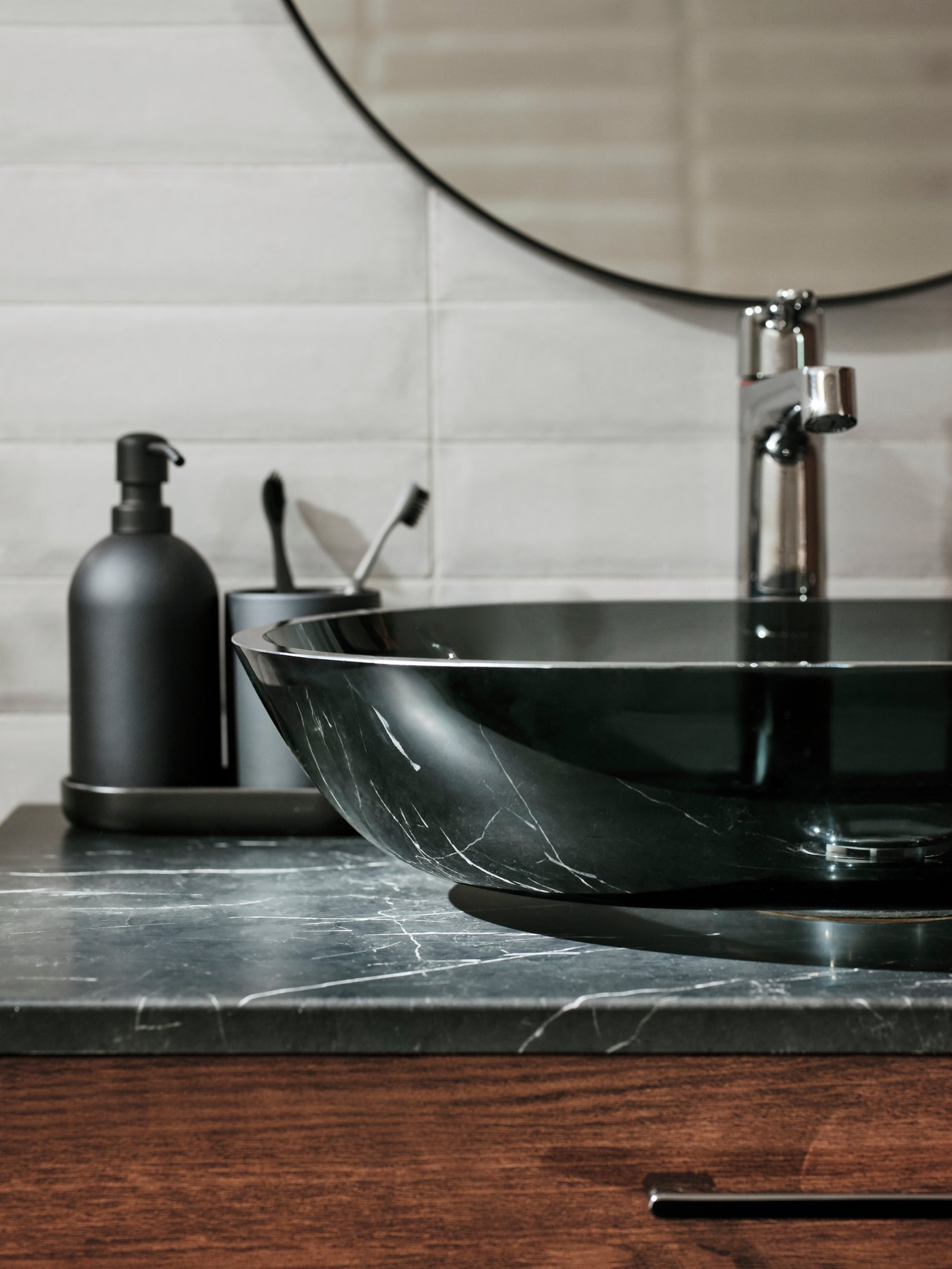 Primer plano de un lavabo de encimera OXMYREN con grifo mezclador, colocado sobre un mueble de lavabo con dos cajones y encimera.