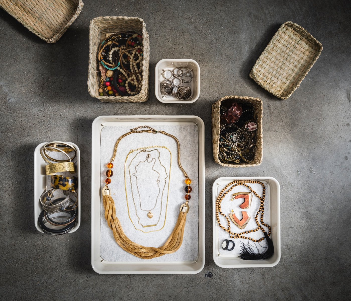 A plastic/beige NOJIG organiser