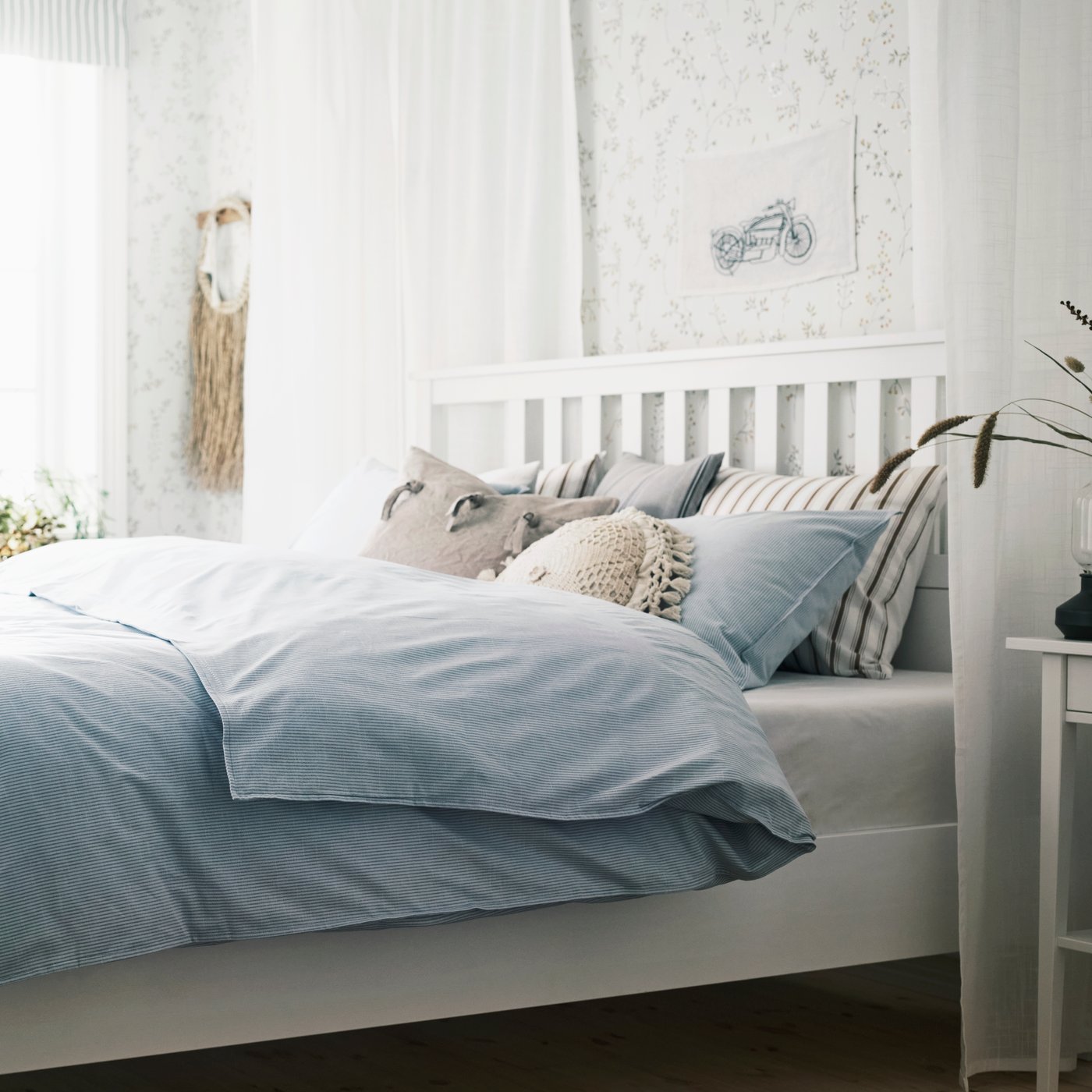 Lit blanc avec linge de lit bleu style matin