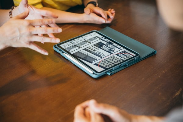 タブレットを見せて提案する様子