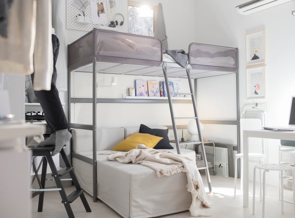 A white VANGSTA extendable table