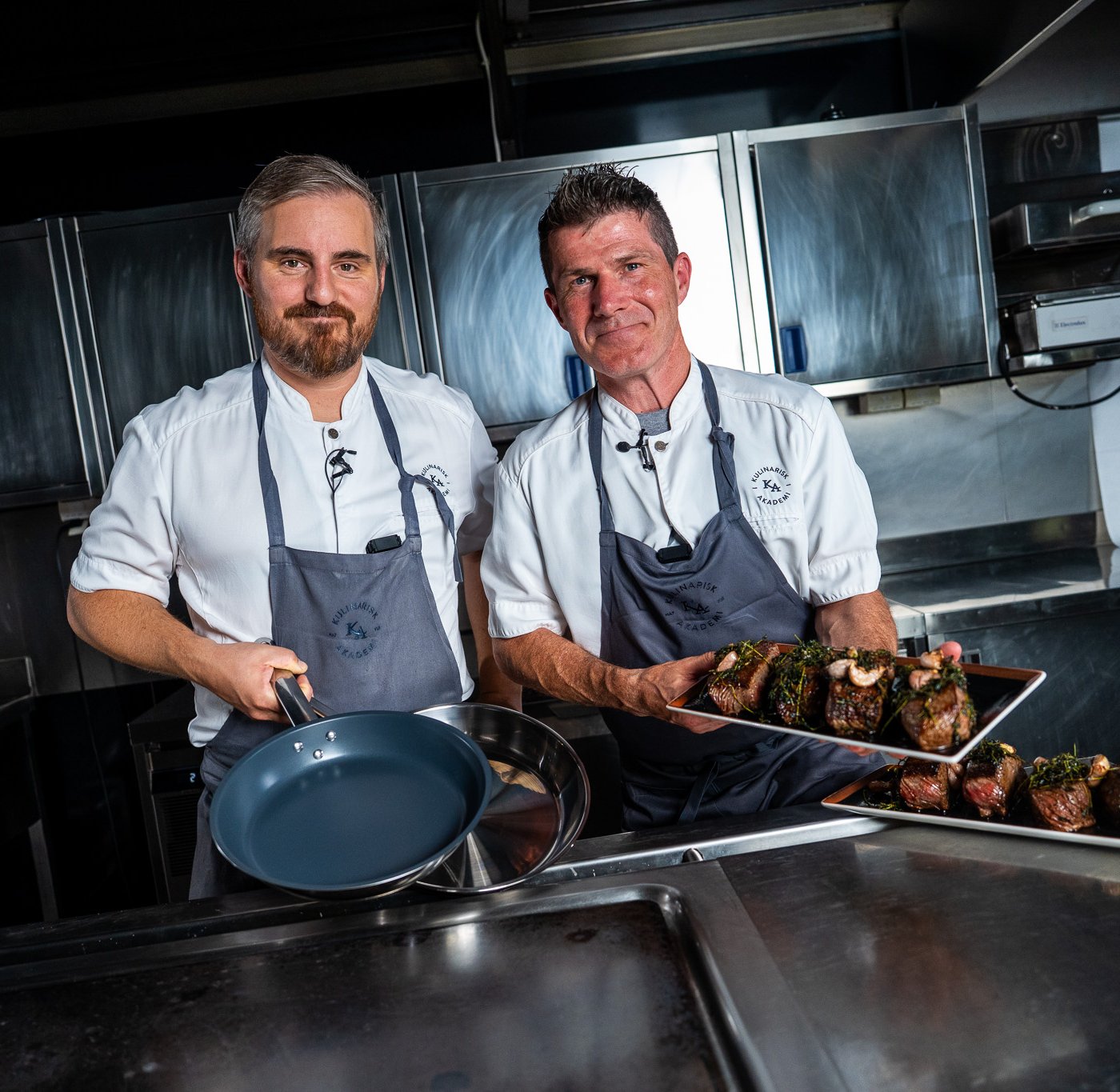 To mesterkokker har stekt biff.