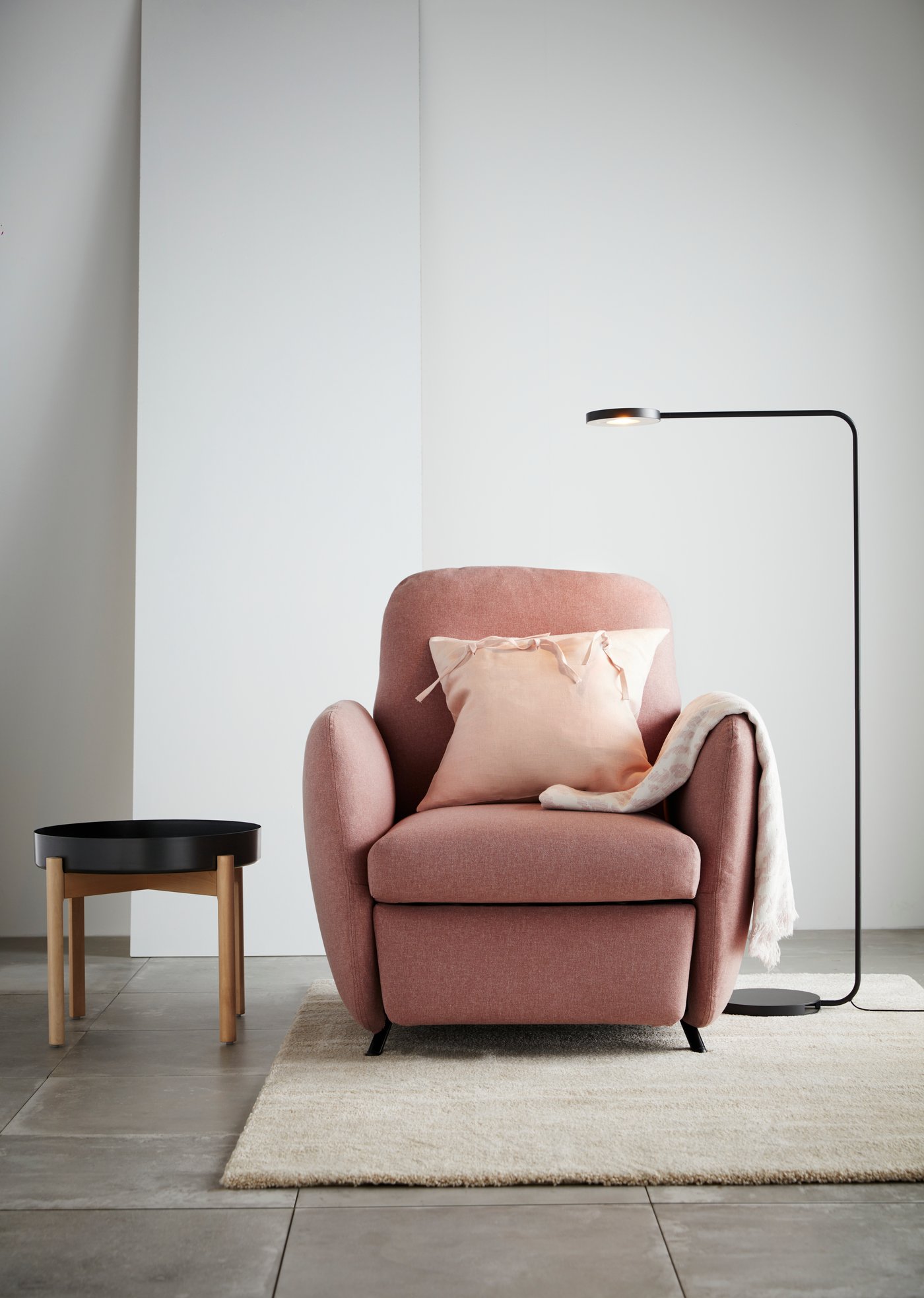 Ein gemütlicher Relaxsessel in rosa.