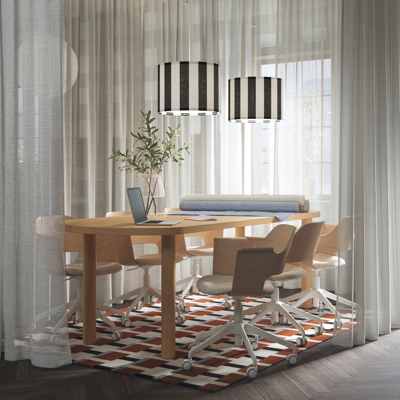 Un espace de réunion avec des voilages ÄNGSFRYLE blancs et une table STOCKHOLM en chêne plaqué, entourée de fauteuils de conférence rembourrés.