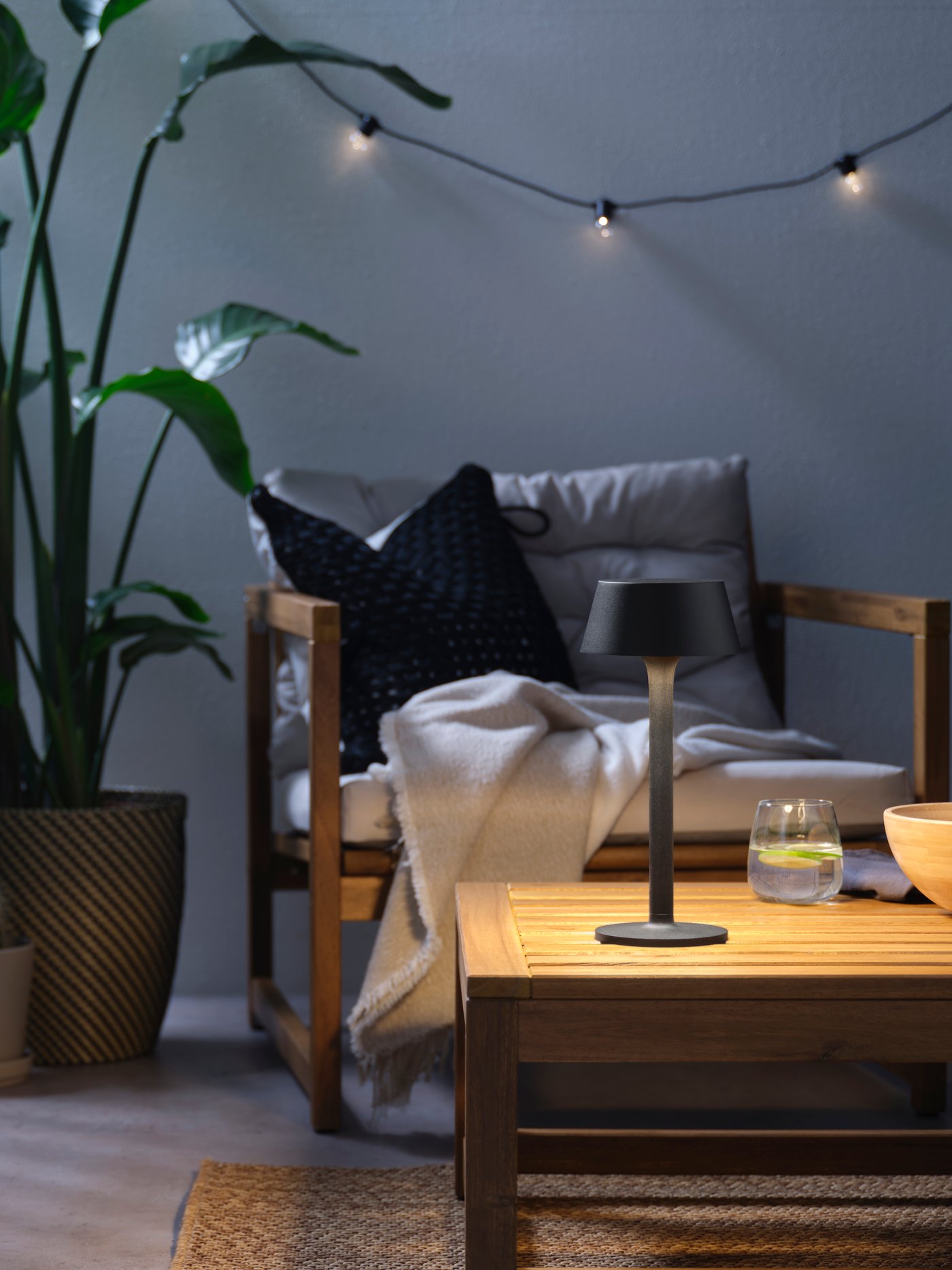 Eine AVHÅLL LED Leuchte ist in einem Outdoor Bereich zu sehen.