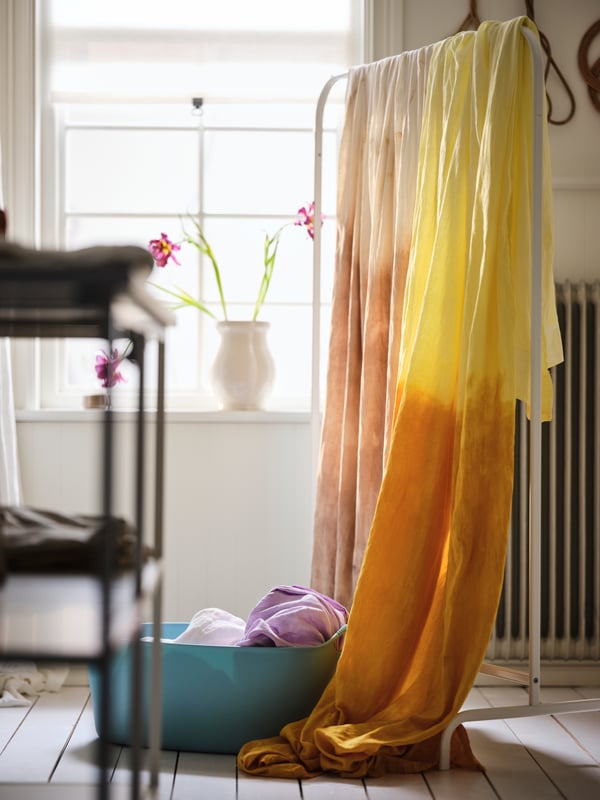 A blue TORKIS flexi laundry basket, in-/outdoor in the laundry room