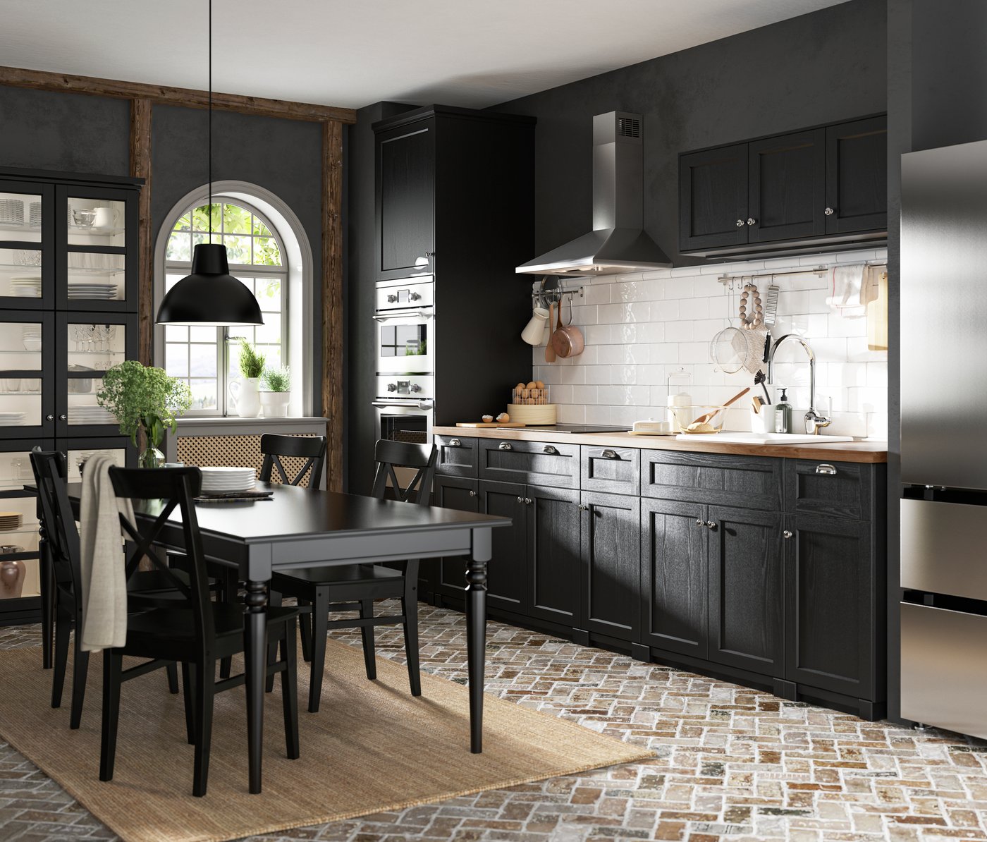 Una cucina METOD con ante nere e un tavolo con quattro sedia nere