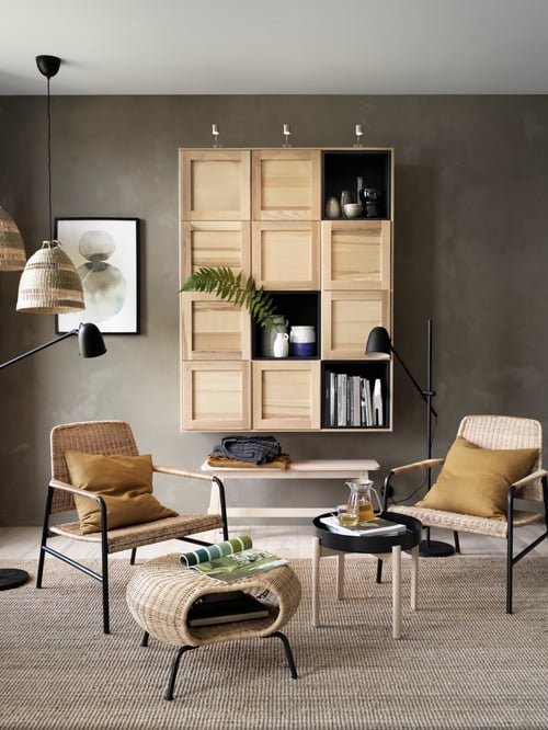 Living room with ULRIKSBERG armchair, GAMLEHULT footstool, YPPERLIG coffee table, KLOCKRIKE pendant lamp, cushions and rug.