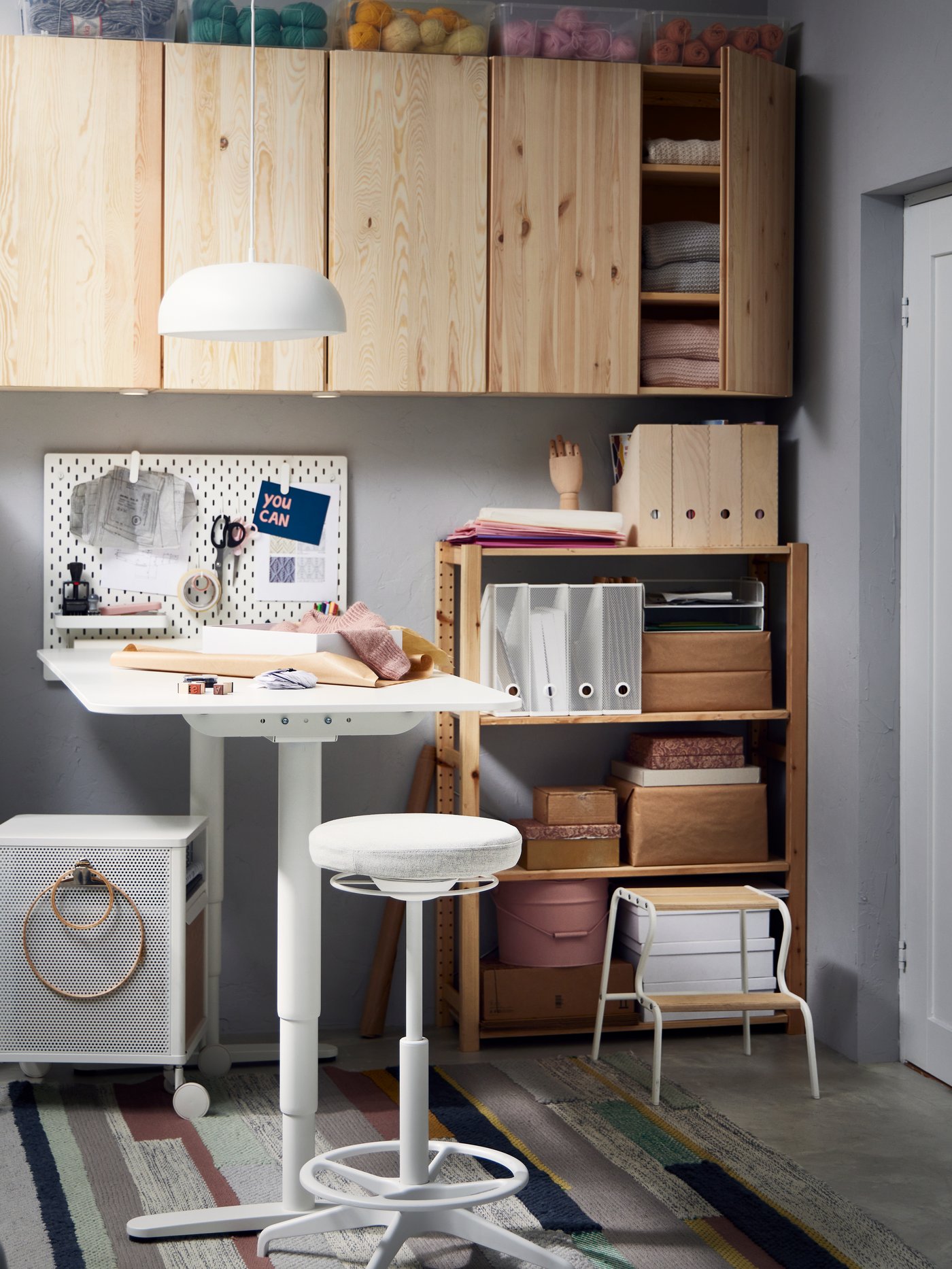 Een houten stellingkast.