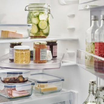 Ein weißer integrierter RÅKALL Kühl-/Gefrierschrank A+