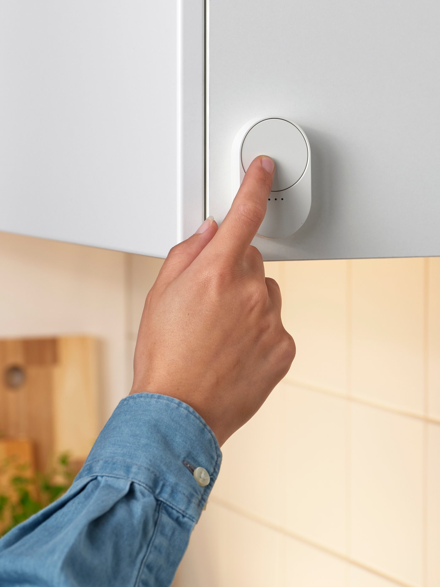 A white smart/scroll wheel BILRESA remote control