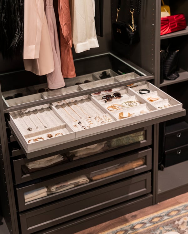 Un accessorio KOMPLEMENT utilizzato sui ripiani del guardaroba PAX