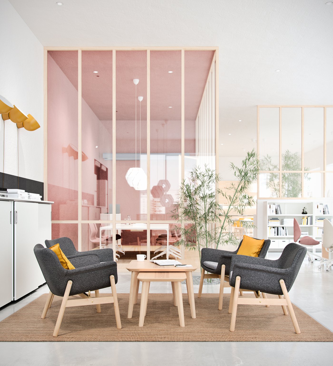 Ett ljust och luftigt kontor med en sittgrupp som består av fyra mörkgrå VEDBO fåtöljer och två LISABO soffbord.