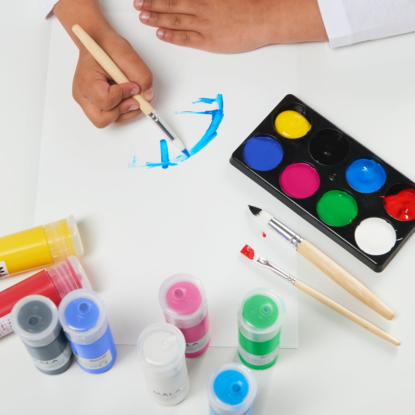 enfant qui fait de la peinture