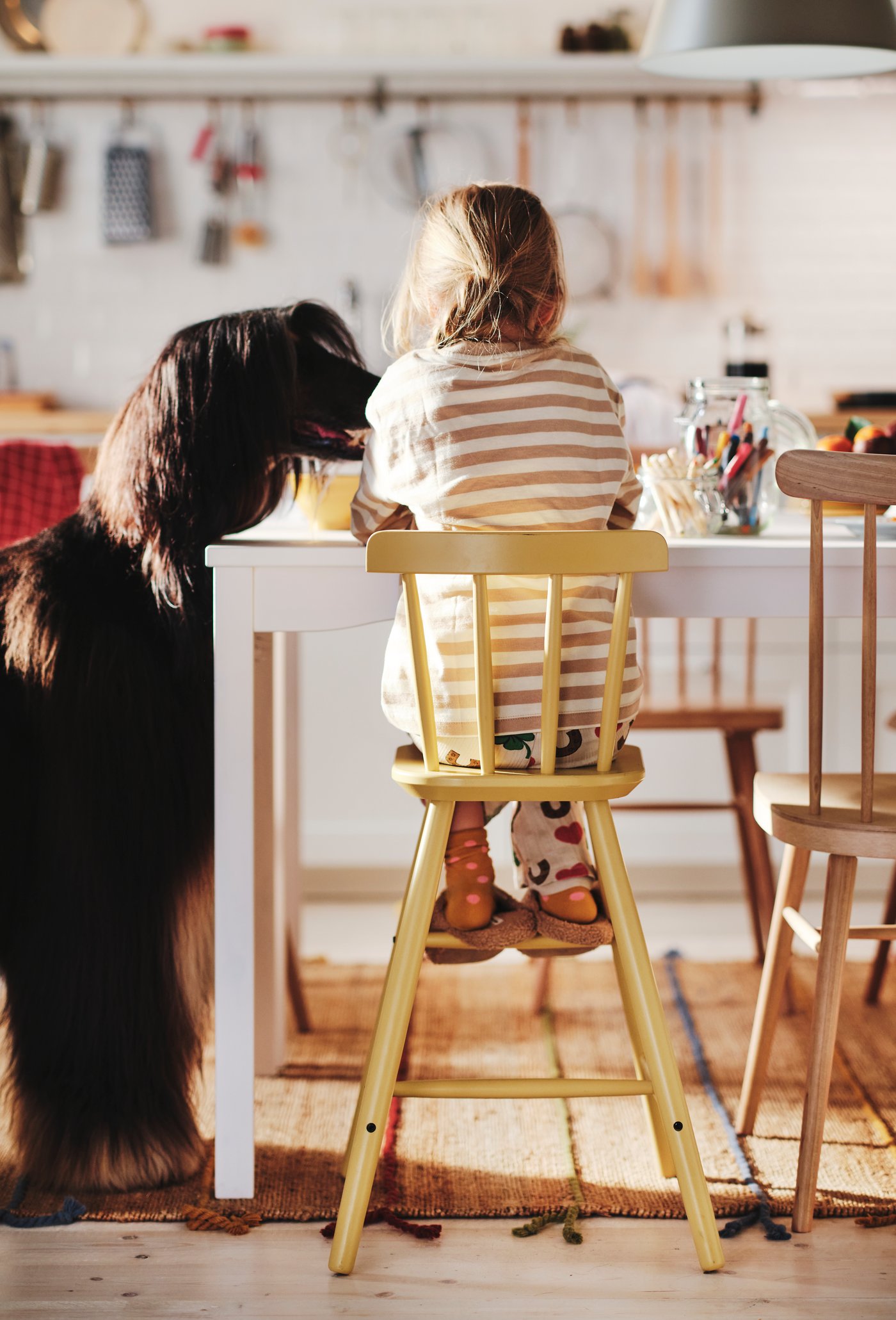 Stôl HAUGA z bielej/brezovej dyhy v jedálni