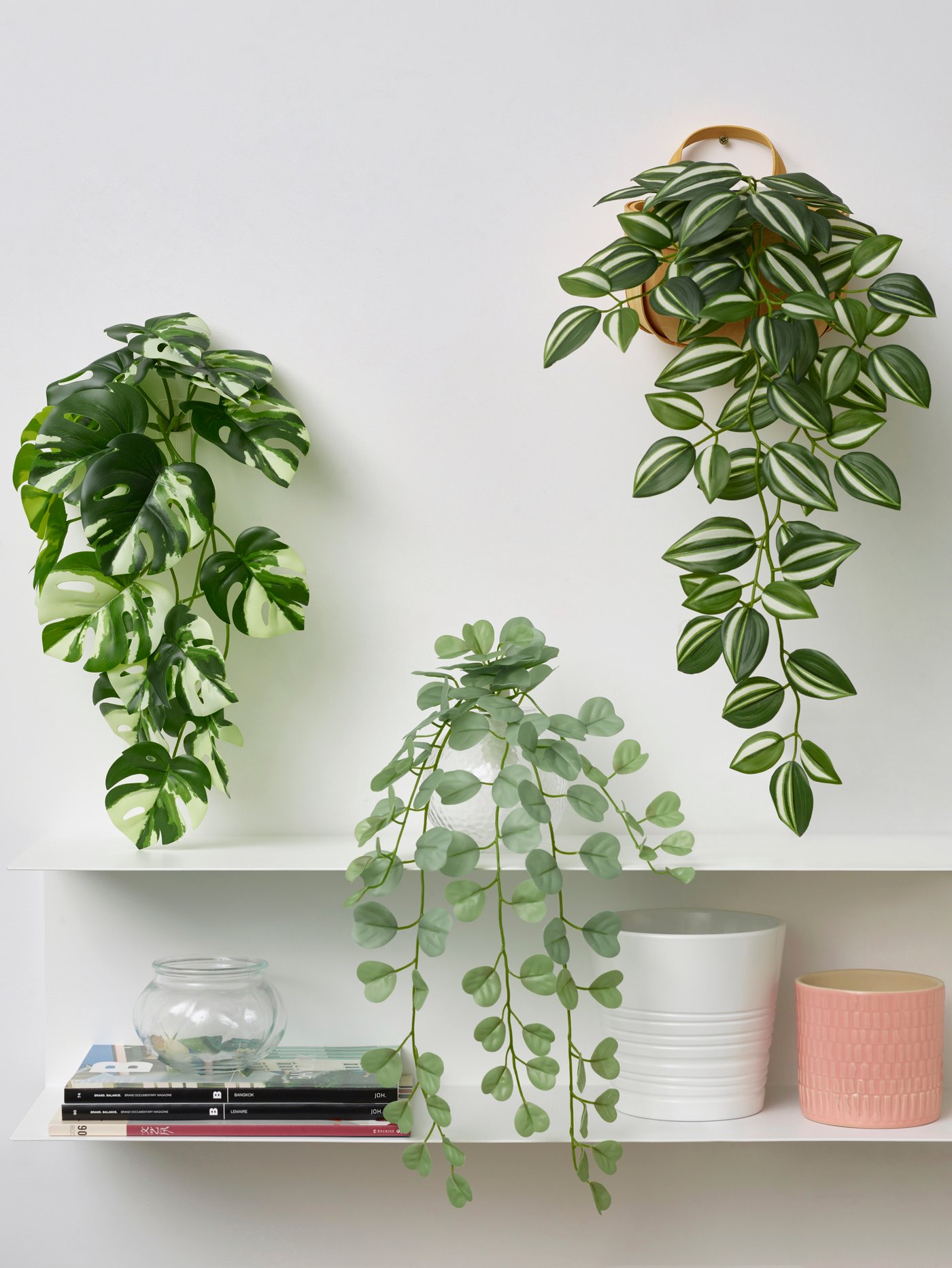 An in/outdoor/green FEJKA artificial plant with wall holder
