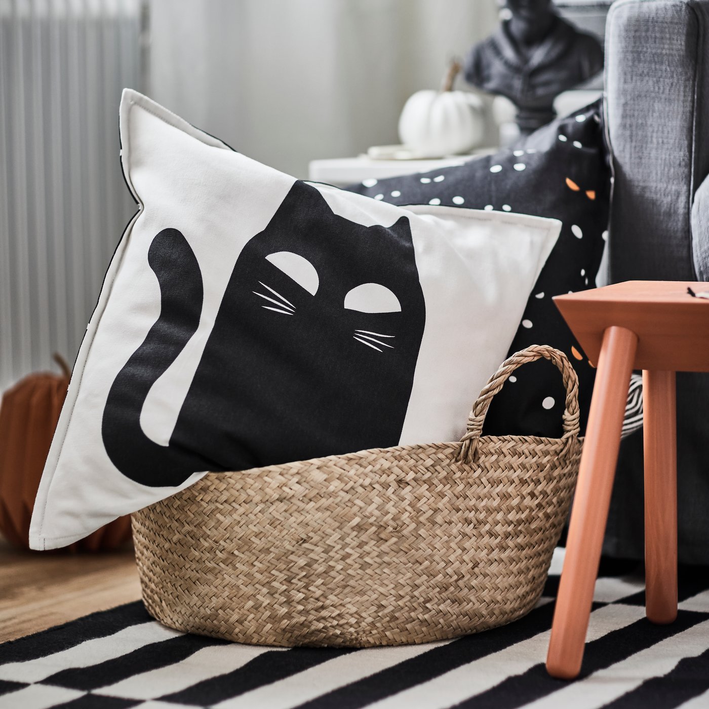 A cat pattern white/black KUSTFYR cushion cover