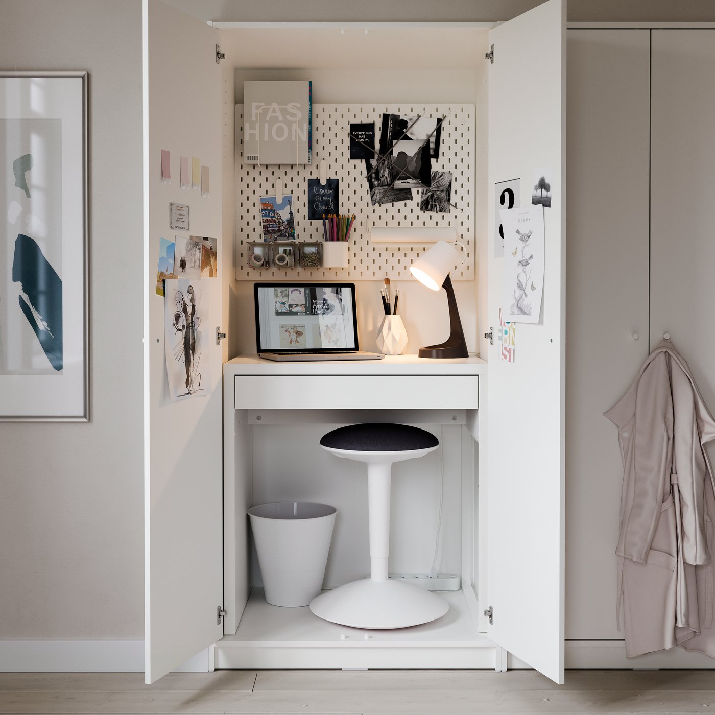Kompakt arbetsplats med skrivbord och förvaring bakom skåpsdörrar.