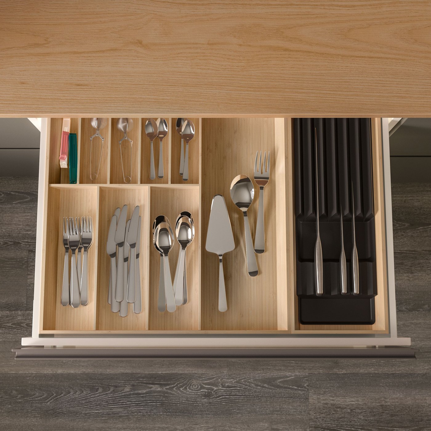 Un portaposate UPPDATERA in bambù chiaro.