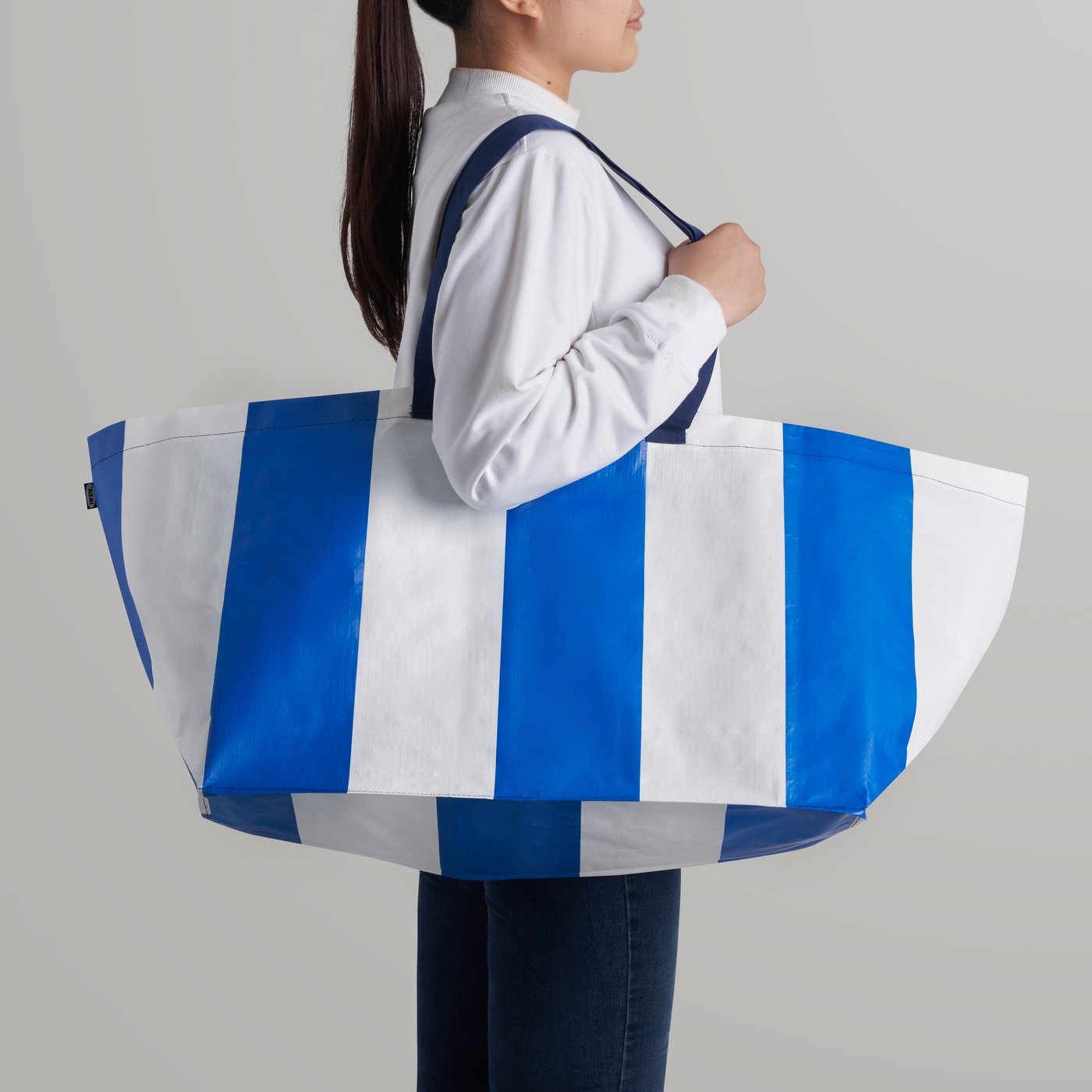 A white/blue SÄCKKÄRRA carrier bag
