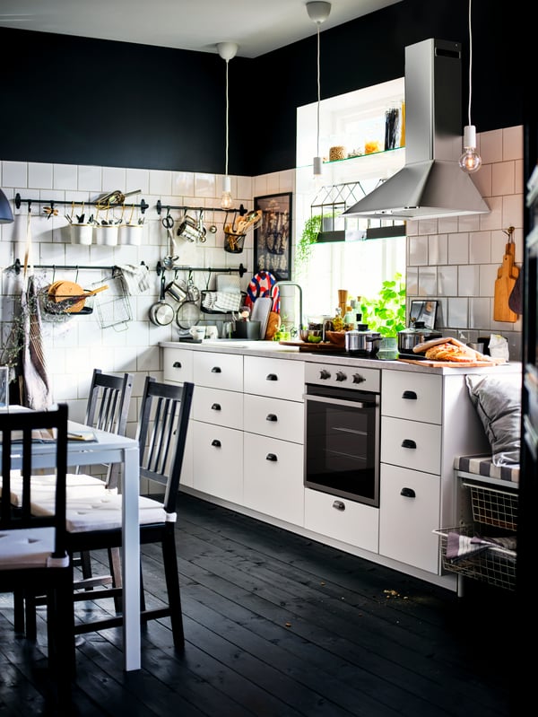 A kitchen with white METOD cabinets with MAXIMERA interiors, a MATÄLSKARE oven and a MATTRADITION extractor hood.