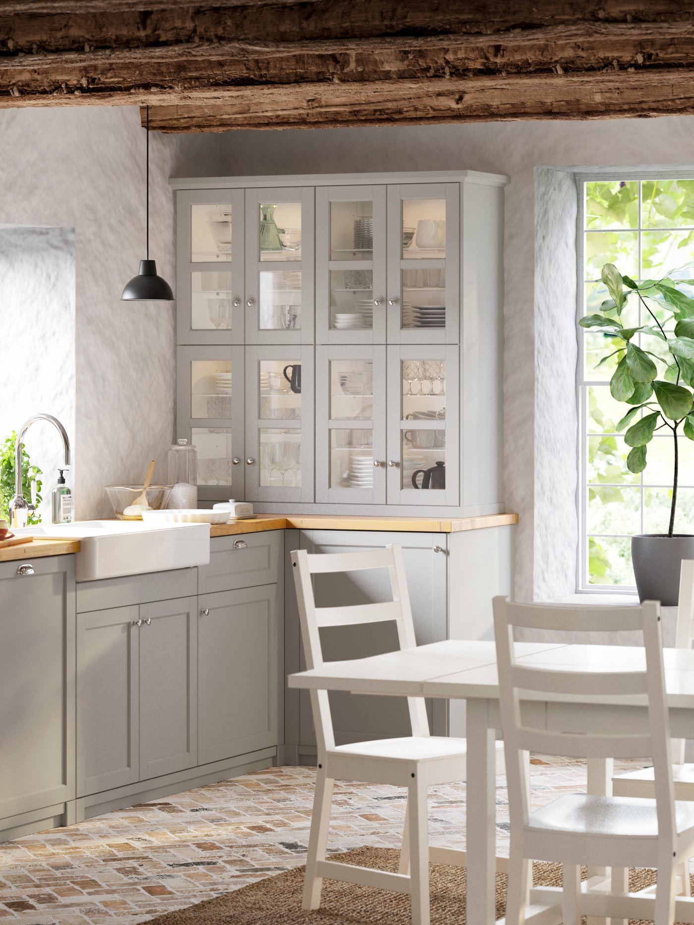 Eine helle, klassisch gestaltete Küche mit hellgrauen LERHYTTAN Küchenfronten, einem NORDVIKEN Tisch und fünf Stühlen in Weiß.