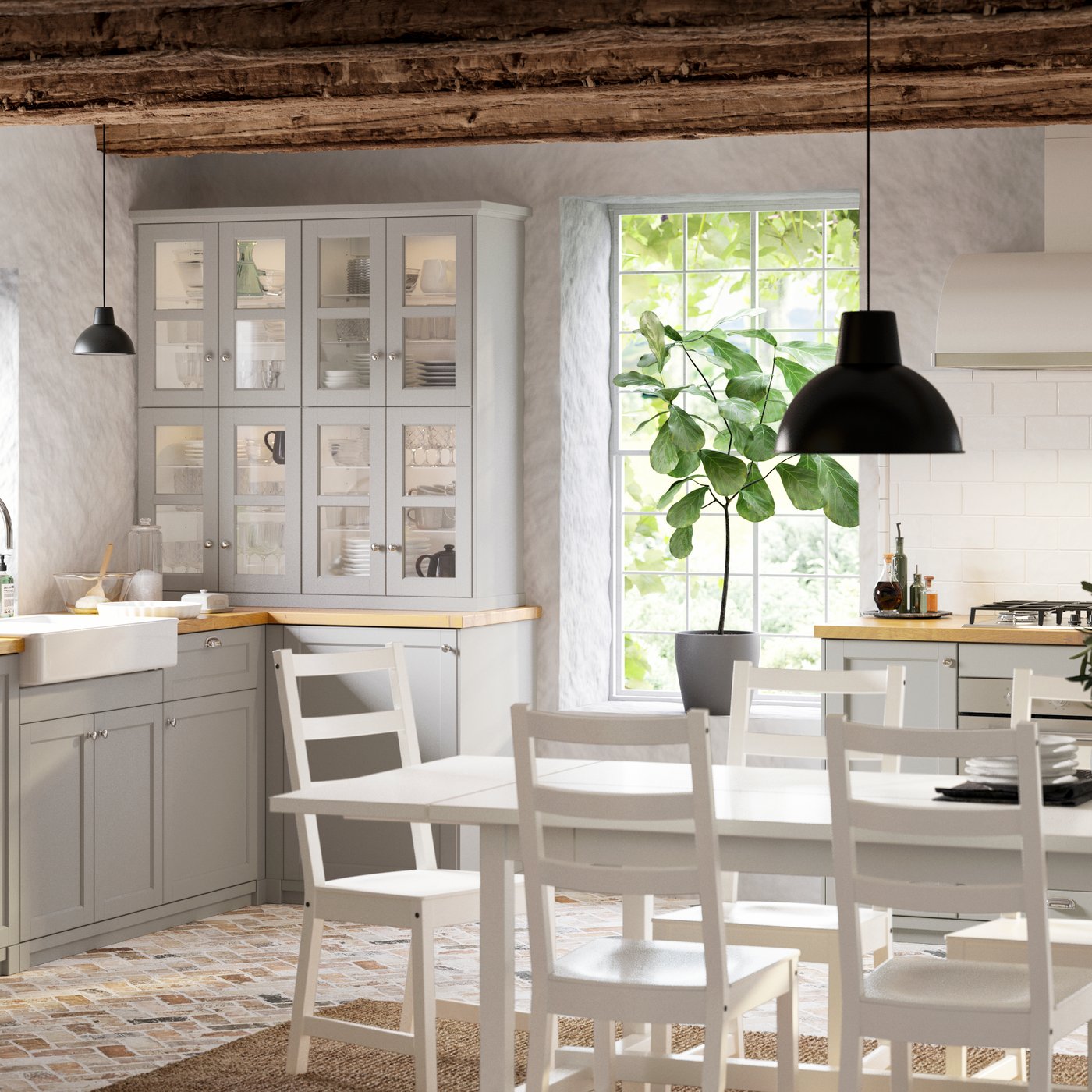 Eine helle, klassisch gestaltete Küche mit hellgrauen LERHYTTAN Küchenfronten, einem NORDVIKEN Tisch und fünf Stühlen in Weiß.