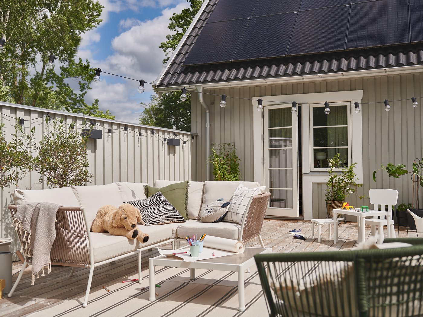 A black/outdoor SVARTRÅ LED lighting chain with 20 bulbs