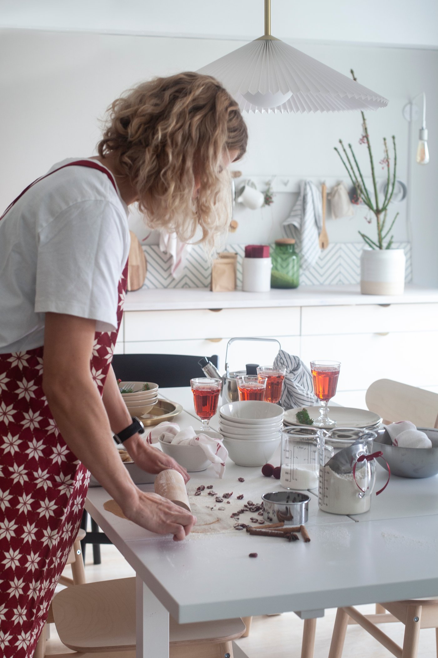 En dame baker pepperkaker på kjøkkenet.
