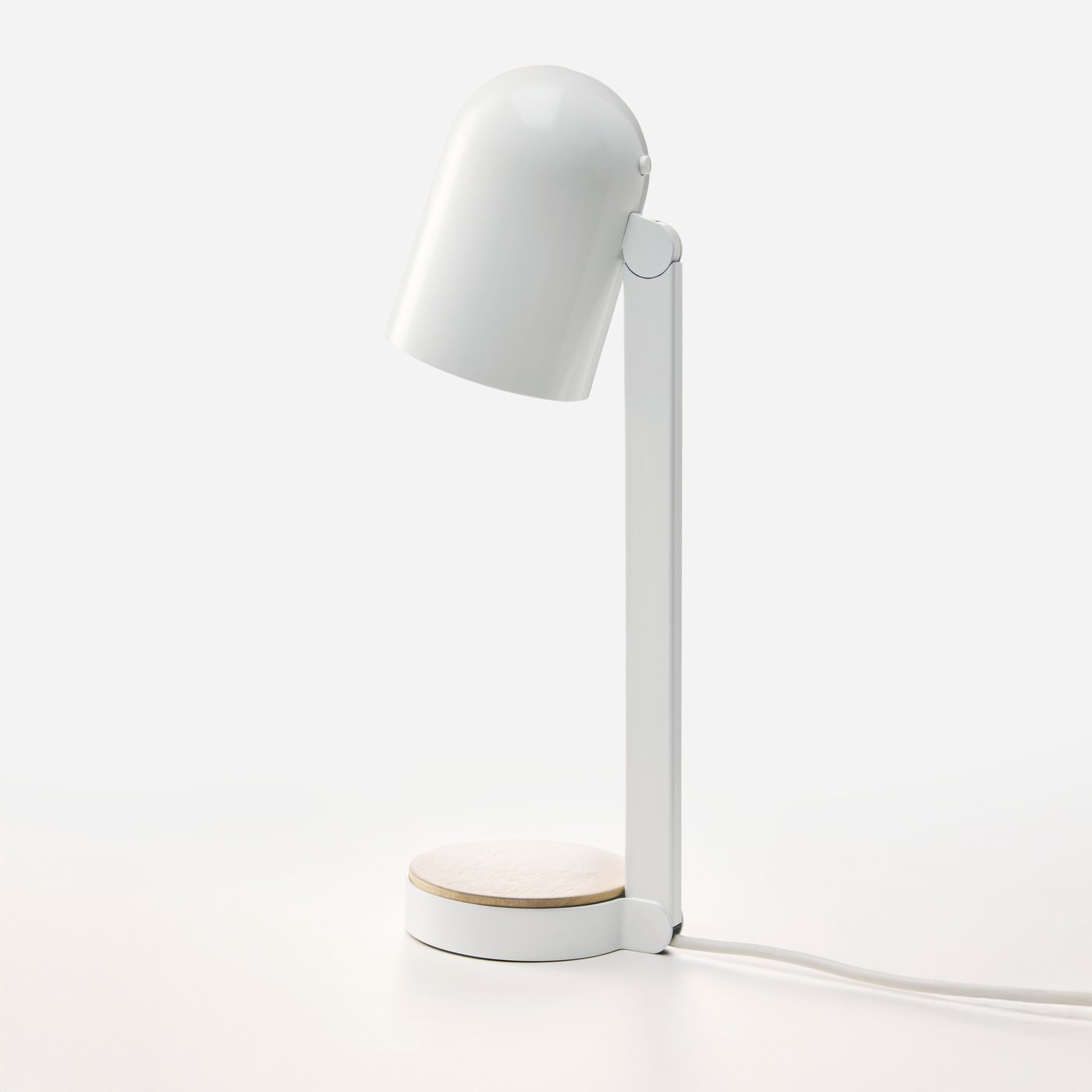 밝은 표면에 화이트 ENSMÄRKE 엔스메르케 책상등이 단독으로 서 있고, 조명이 거의 수직에 가까운 아래 방향을 향하고 있는 모습.