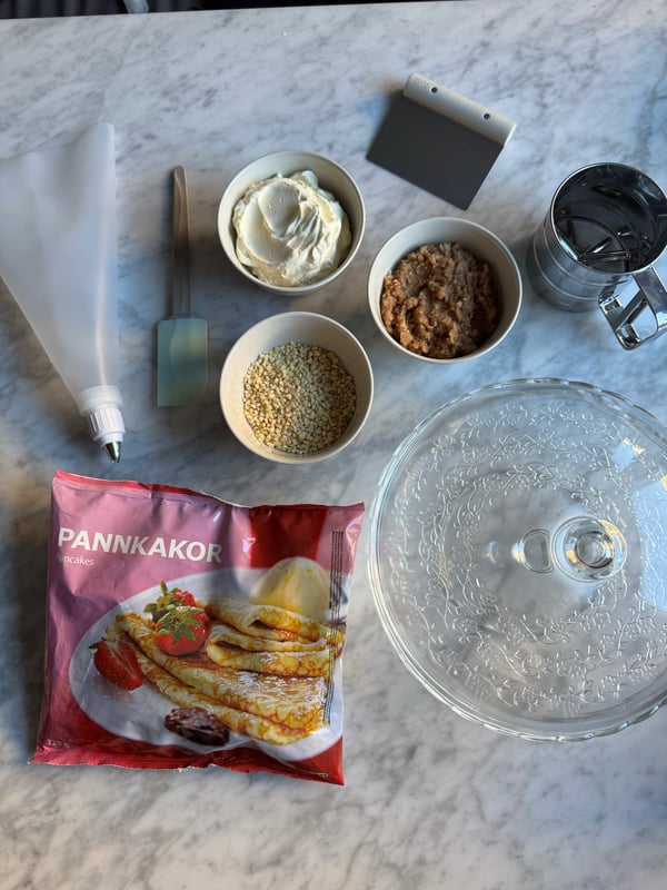 Ingredienser till pannkakssemlor ligger på en köksbänk.