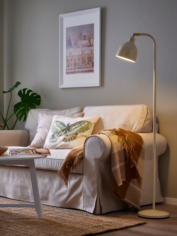 Eine Standleuchte neben einem EKTORP Sofa. 